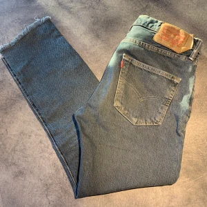 Levi’s jeans 501 w:29 (26/27) - Straight fit, i mkt bra skick💫 Avklippta ben, så ca 30 långa. Innerbenslängd: 67cm. Står w:29 men är mer som 26, passar storlek 36. Frakt tillkommer.