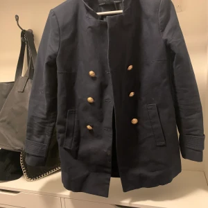 Vårjacka från Zara  - Vårjacka från Zara, slut i butik, Jackan är i storlek Small. Budgivning från 100kr. Ledande bud: