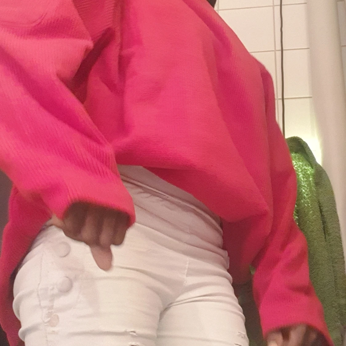 En söt, sexig och trending tröja som kan passar vem som heist och har flicker på båda händer. Användade 3 dager och sittar som buggy. Den är I mycket bra skick och ser ut fint  - 91