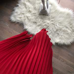 En underbar röd kjol för finare tillfällen. Den faller vackert ner från midjan och rör sig fint när man går. Kjolen är i bra skick, använts vid några få tillfällen. Jag lägger som första pris 70 kr + frakt Ge gärna bud i kommentarsfältet. 