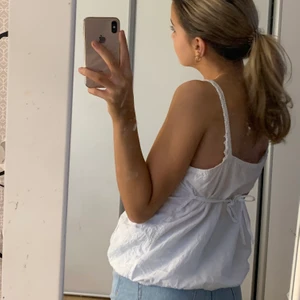 Söt topp från zara - Väldigt söt topp från zara, sparsamt använd och otroligt fin på sommaren. Har superfin knytning på ryggen och är i storlek s