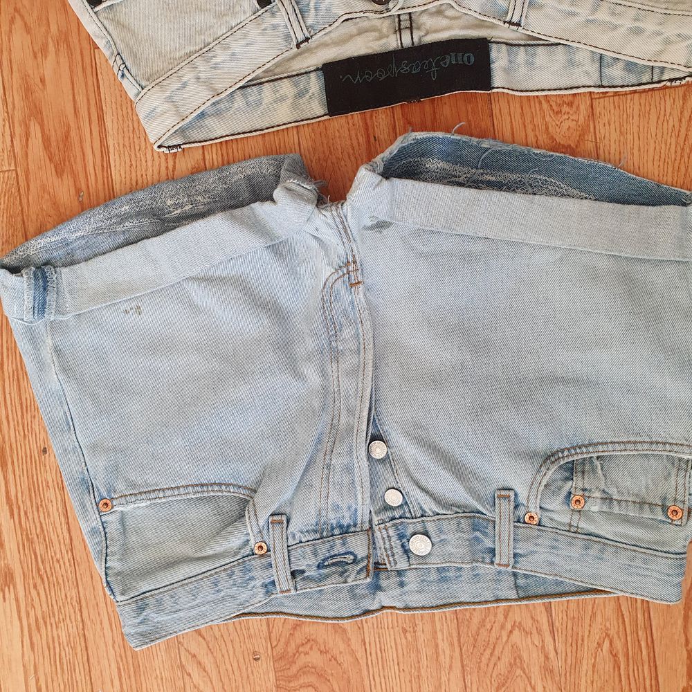 3 st Jeans shorts storlek medium . Märke levis one teaspoon och Replay . Shorts.