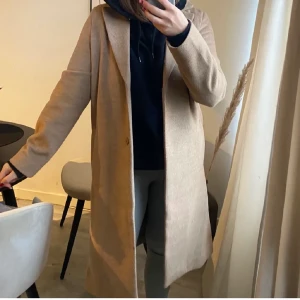 KAPPA - Säljer denna sköna kappa från H&M. Köpt förra vintern. I ett gott skick! Storlek S. 🤎 frakt tillkommer!