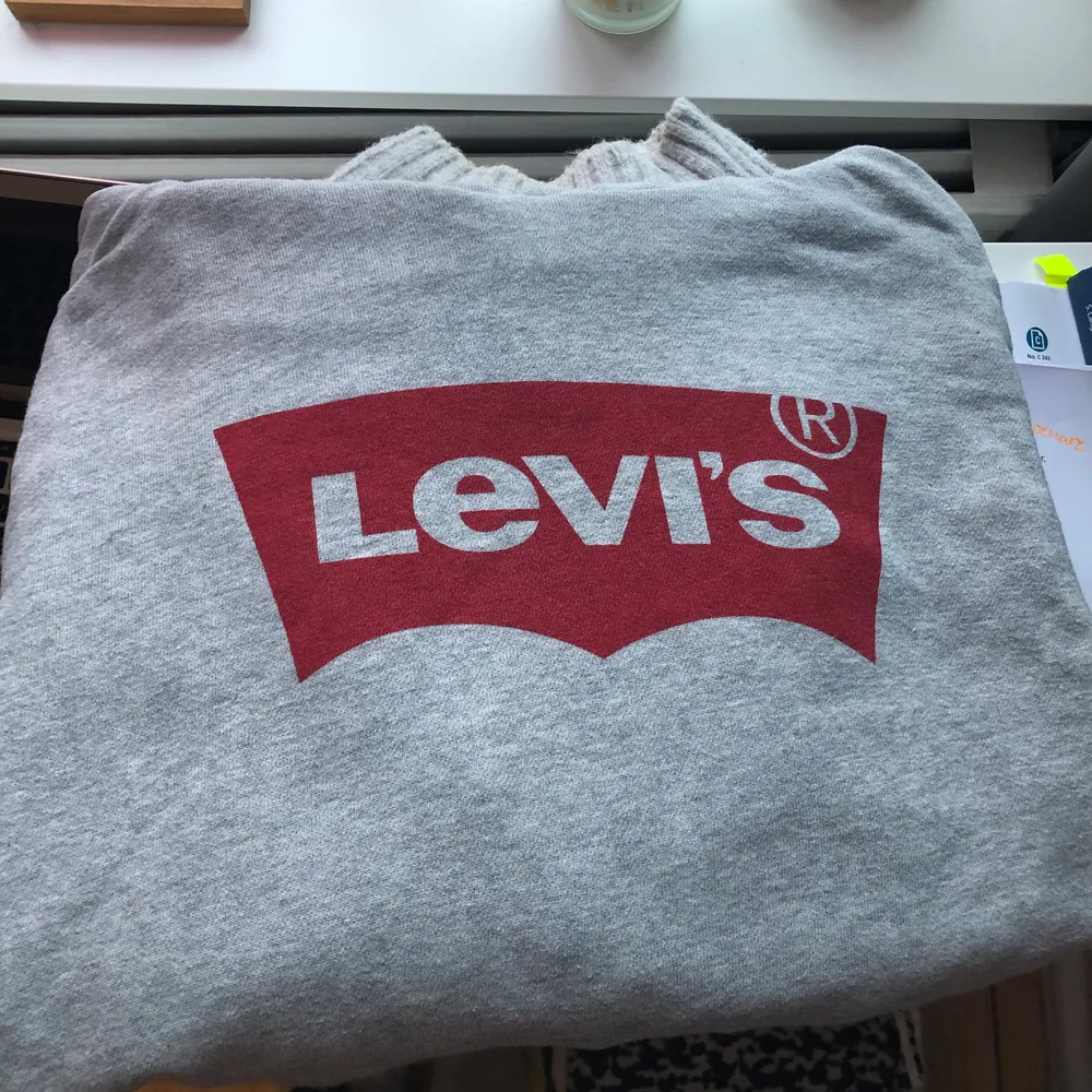 Grå hoodie från Levi’s i strl M. . Hoodies.