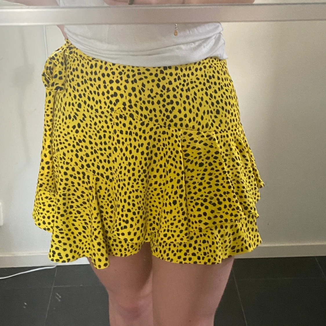 Gul prickig kjol från topshop - 90