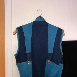 Vintage jeans väst - Skitcool jeans väst som är gjorda av ett par hängselbyxor isch. Bra kvalite! Prislapp kvar! Såå cool