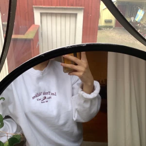 Sweatshirt - Säljer en skön sweatshirt i nyskick. Ej använd men lapparn råkades gå av när jag testade tröjan så kan ej skicka tbx. Sitter snyggt oversized och passar allt ifrån xs-m beroende på hur man vill att den ska sitta. Budgivning om många är intresserade!:)