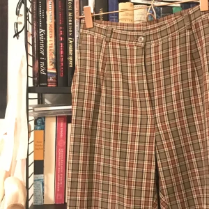 kostymbyxor  - kostymbyx liknande byxor som rensas ut pga av flytt. skriv gärna om fler bilder önskas