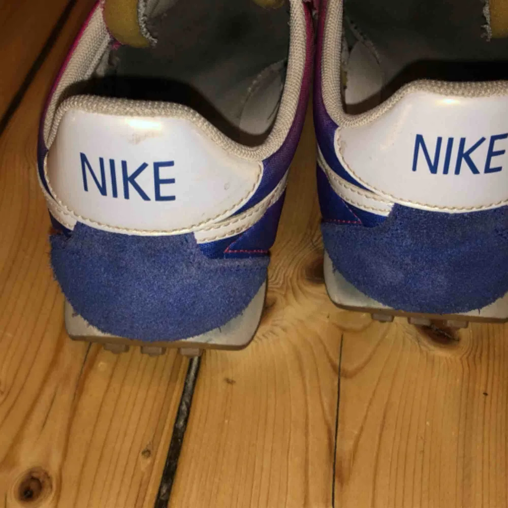 Jättesköna rosa o blå Nike skor köpta på secondhand. Storlek 38,5! Möts upp i Sthlm, annars står köparen för frakten.💛. Skor.