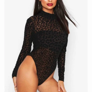  - Helt ny body från bohoo, bild 1 visar den på och bild 2 visar färgen. Aldrig använd då jag köpte den för en fest men den kom för sent så jag har ingen användning för den längre. Fråga ifall du har frågor!❤️😊