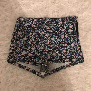  - Fina shorts från HM i storlek 34. Använda ytterst få gånger och är i nyskick. Säljes då plagget inte kommer till användning och är för litet för mig