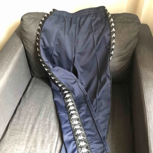  - Kappa track pants, storlek medium unisex. Nypris ca 550:- välanvända men fräscha. Säljes pga för små nu. Köparen står för frakten.