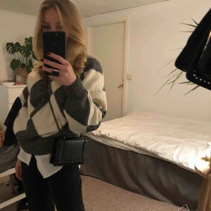  - Säljer min axelremsväska från zara då den aldrig kommit till användning. Riktigt cool väska och perfekt storlek om du inte vill bära med dig en större väska - men fortfarande vill en snygg accessoar till din outfit!   