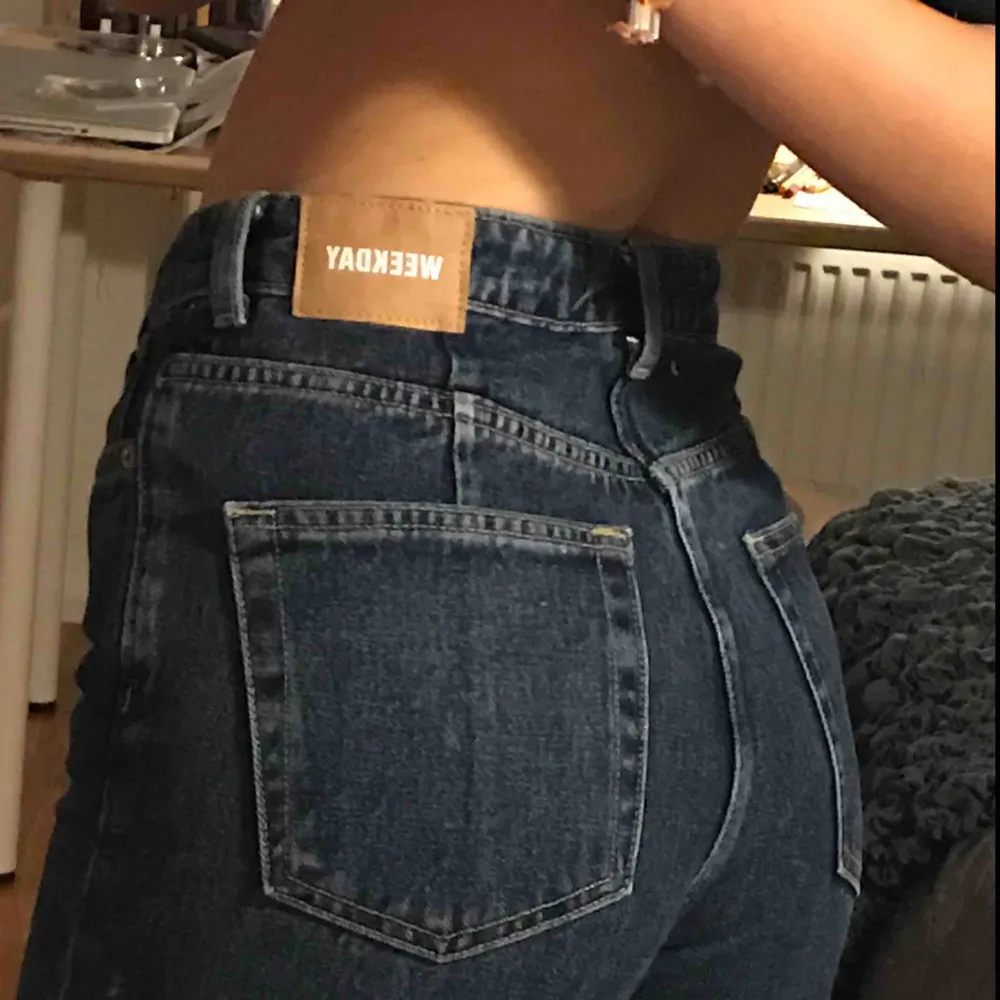 Vida mörkblå jeans från weekday, modellen Ace💙 Fint skick! Nypris: 500kr! . Jeans & Byxor.