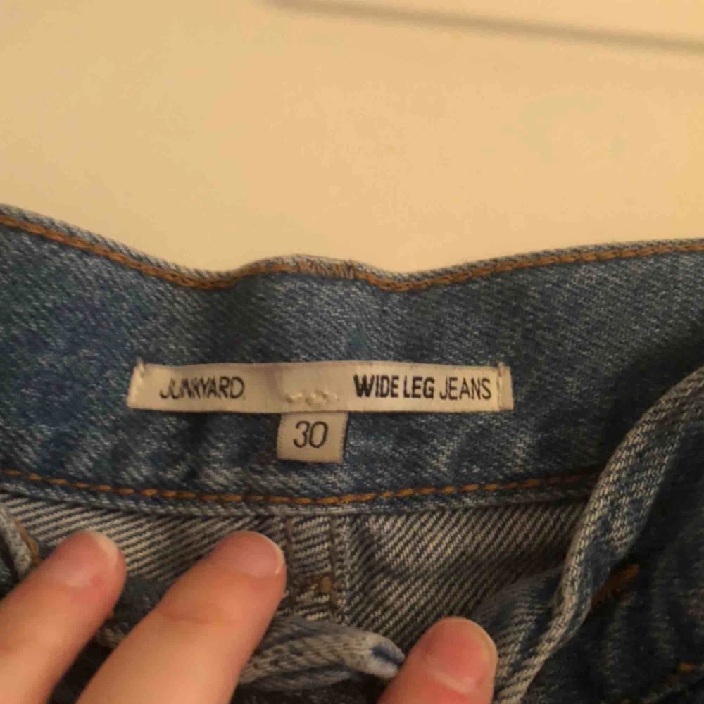 Supersnygga jeans från Junkyard. Utsvängda och höga i midjan. Storlek 40. Använda fåtal gånger. Frakt tillkommer. Jeans & Byxor.
