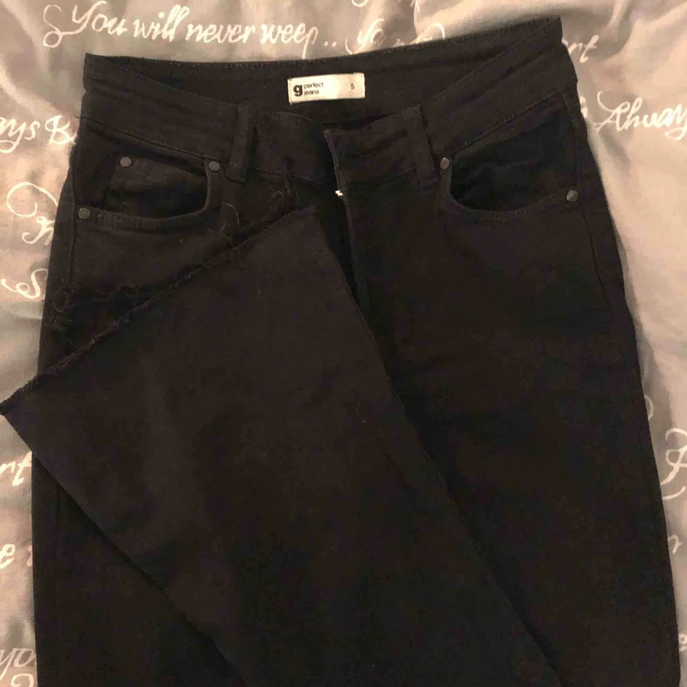 Bootcut jeans från GinaTricot med hål i knäna knappt använda kan frakta med då står köparen för frakten som är 50kr💗. Jeans & Byxor.