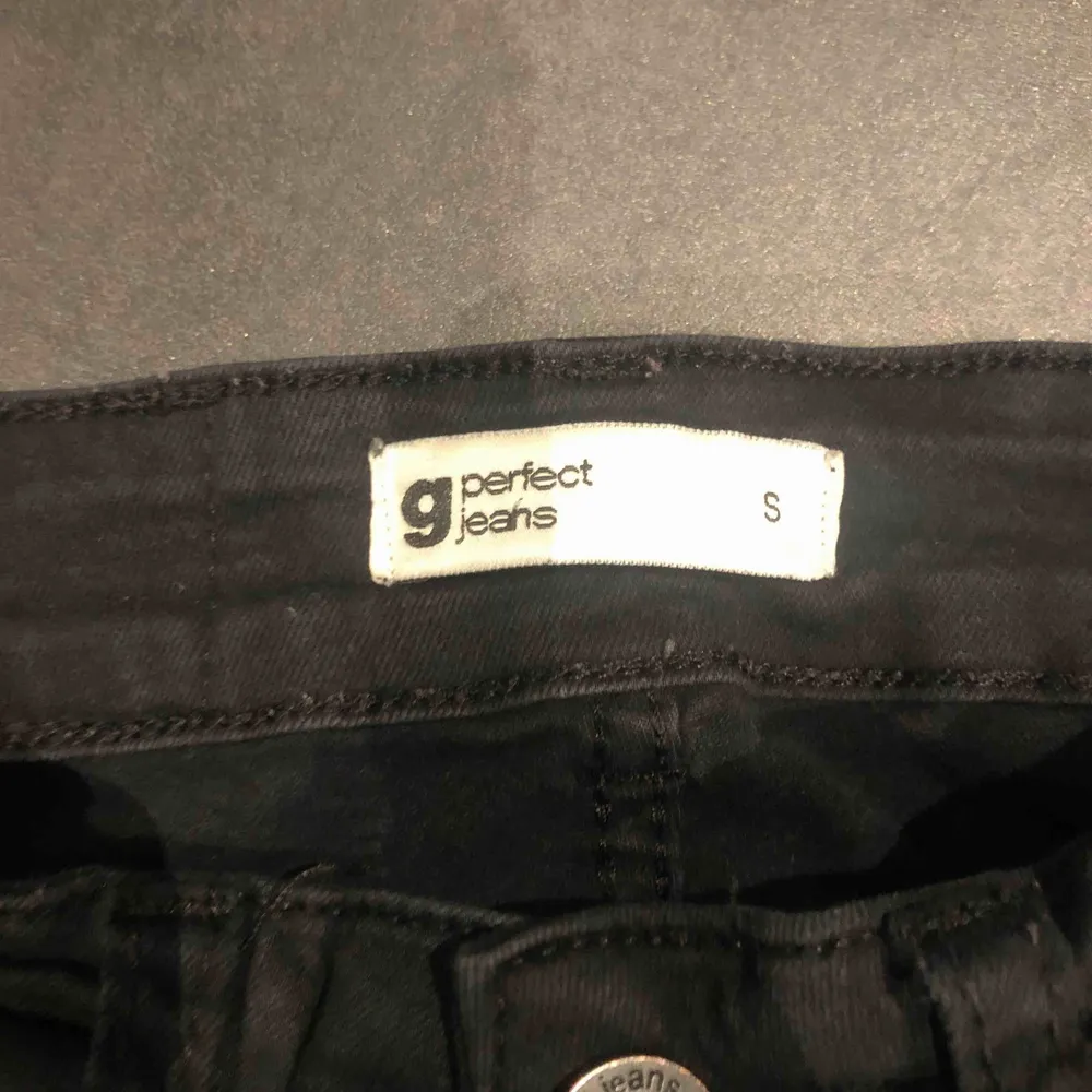 Perfekt jeans ifrån Gina tricot strl S. Använda en period men inte längre då dom har blivit för små för mig:(. Jeans & Byxor.