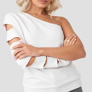  - One shoulder collage tröja från AFJ X NAKD tror det är Fridas design Storlek S men skulle säga att den passar XS-M Nypris 400 kr , kan även byta mot andra snygga plagg🥰