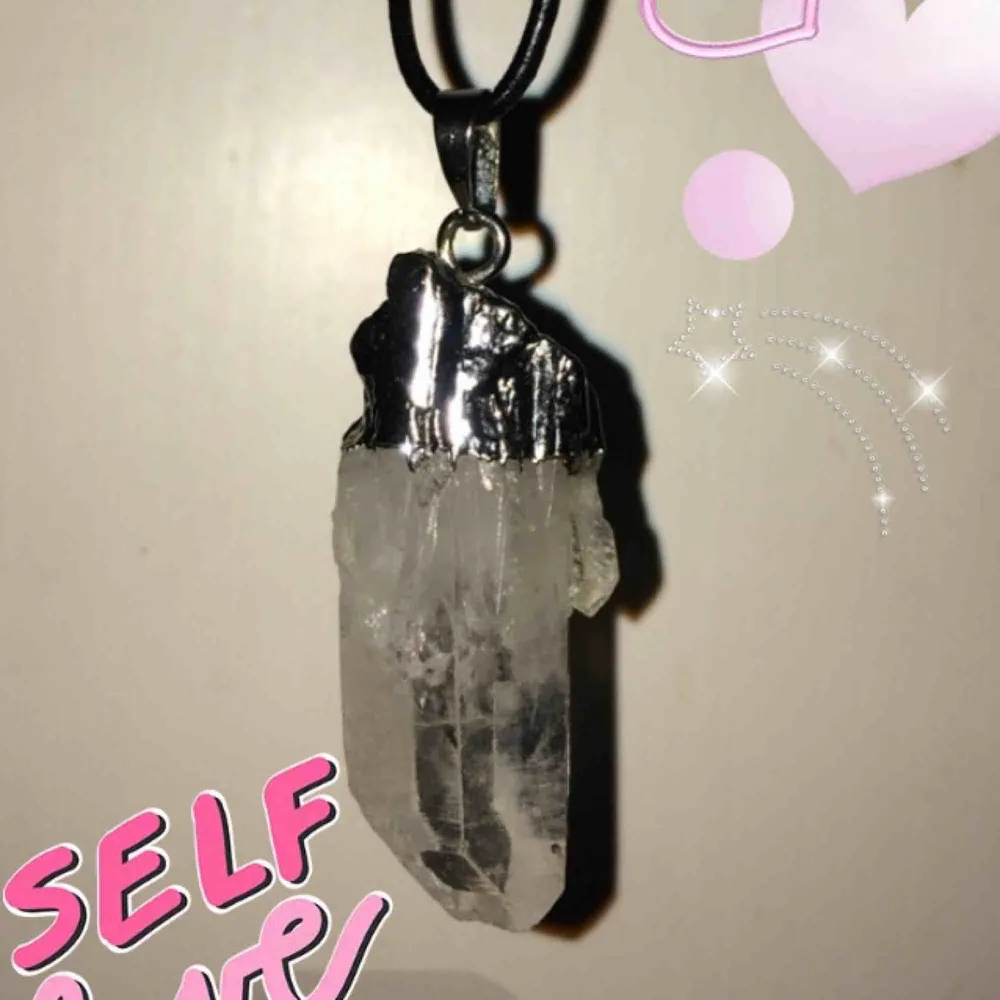 💓Finaste smycket någonsin!💓 Kristallen består av en oslipad genomskinlig kvartz-kristall och är 4x2cm stort.. Accessoarer.