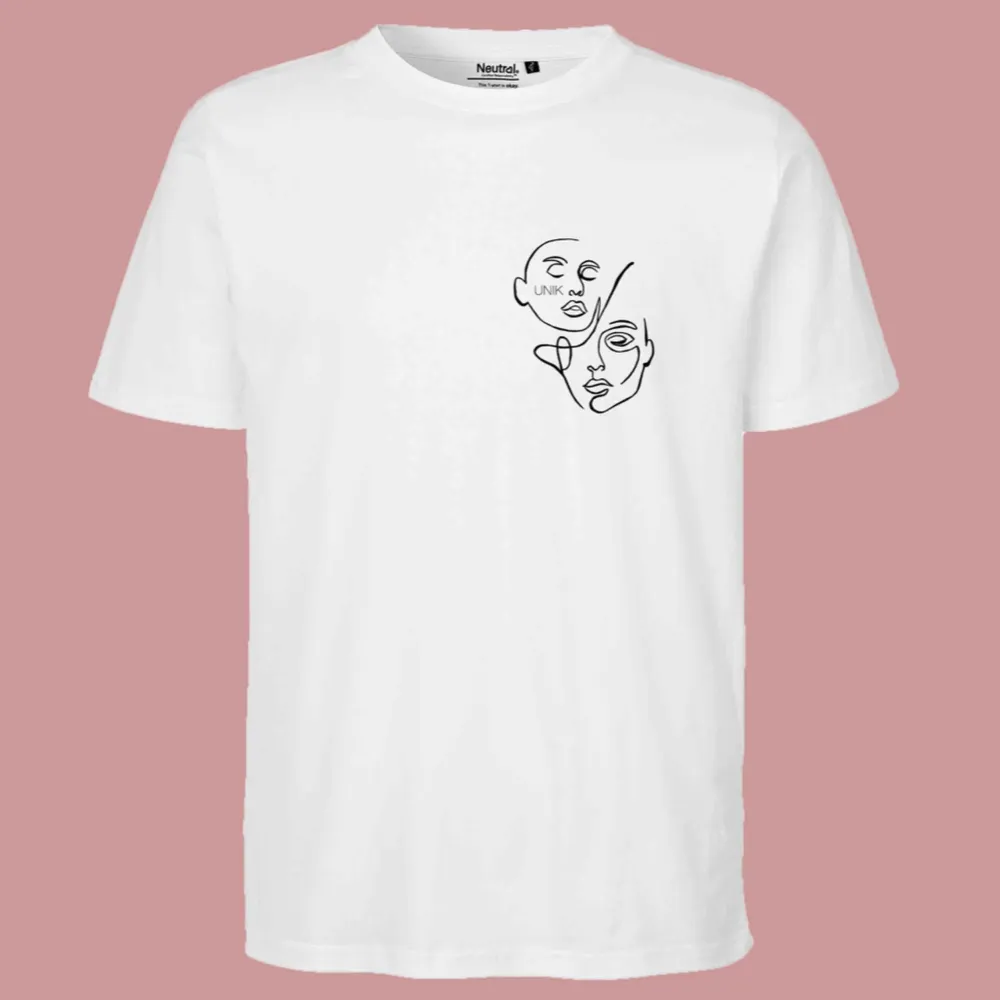 HELT NY T-shirt ur vår kollektion ÄKTA.    Vi är ett UF företag från polhemskolan. Vår vision är att kunna erbjuda kunderna enkla tröjor med tryck. Vi erbjuder även kunderna att själva få va med av tillverkningsprocessen. . T-shirts.