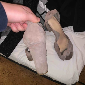  - Skorna på insidan är ganska slitna. Men skicket på skorna utvändigt är hyfsat fint. Klackarna är från Dasia +frakt