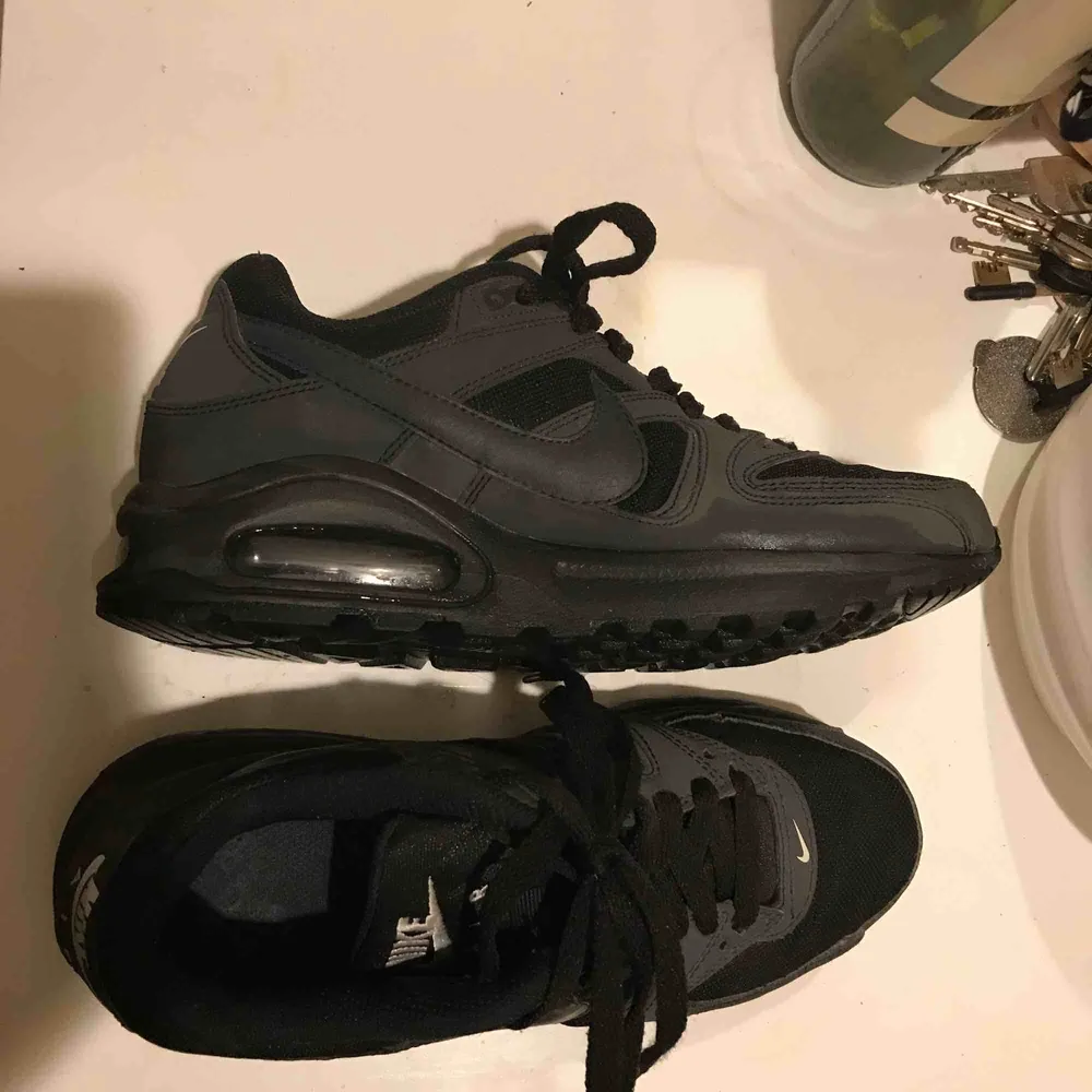 Säljer mina svarta Nike airmax skor, pga för stora för mig. Endast använda ett fåtal gånger, och inköpta för 1000 kronor så riktigt bra pris☺️☺️ FRI FRAKT!. Skor.
