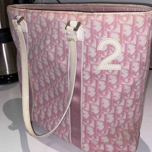  - Säljer min superfina rosa diorväska😍 i använt skick, med lite solblekt men ändå superfin och fräsch inuti. Perfekt väska till allt.