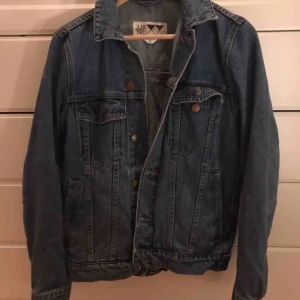 - Jeansjacka köpt från Junkyard. Mycket bra skick med inga slitningar. Fyra fickor på utsidan och dessutom två innerfickor. Herrstorlek S.  Möts upp i Stockholm.