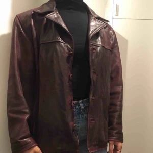  - Vinröd jacka i äkta läder oversize modell. Kan mötas upp. Frakt tillkommer.