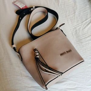  - Biege/ljusrosa väska, aldrig använd