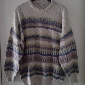  - Vintage stickad tröja i storlek M. Fraktkostnad blir 72kr.