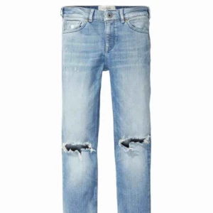  - Ett par raka jeans med hål på knäna, har inga bilder med jeansen på för de är försmå för mig som vanligtvis har 36, de är lite för Korta för mig som är 1,69. Som ni ser är de inte uppvikta utan helt raka. 