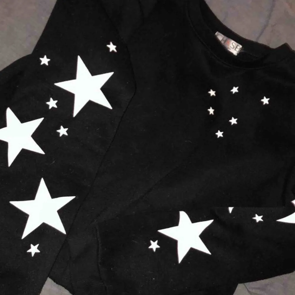 Säljer denna jättefina tröja i strl XS-S! 🤩 den har stjärnor på armarna och på ”bröstet”. Hör av er för bilder eller frågor! 💕. Hoodies.