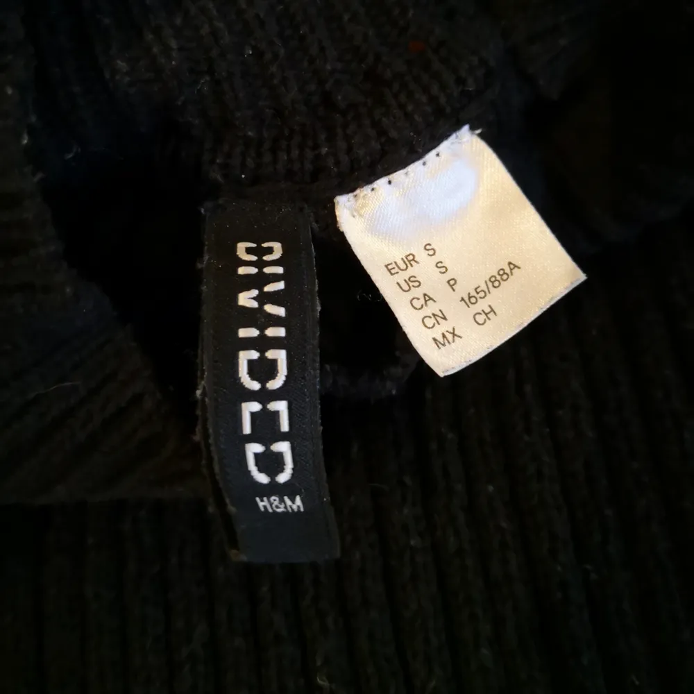 En mjuk svart stickad tröja från H&M divided med hål på axlarna. Använd men i ganska bra skick, inte nopprig. ❤️ Möts upp i Stockholm, helst på Södermalm.  Om du köper flera saker kan vi komma fram till ett bra paketpris. Stickat.