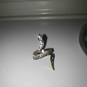  - Säljer denna sjukt coola snakering för 150kr inklusive frakt! Jag som vanligtvis har M på ringar var denna lite för liten så skulle nog säga S/M