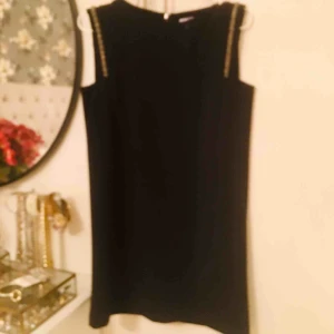  - Svart kort klänning med detaljer vid axlarna