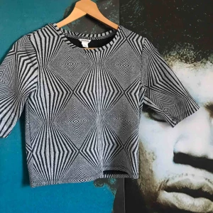  - Fin glittrig topp från monki i fint skick. Perfekt till fest! Fraktkostnad tillkommer