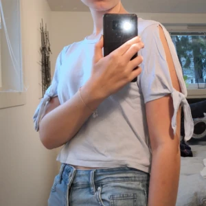  - Ljusblå kort topp från Monki med knyt på armarna. Storlek S men som vanligt med Monki så skulle den även passa någon lite större eller mindre. Använd men helt ok skick. ❤️ Möts upp i Stockholm, helst på Södermalm. Om du köper flera saker kan vi komma fram till ett bra paketpris