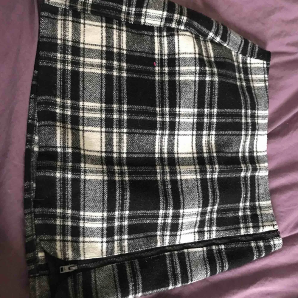 Rutig kjol från Hollister i storlek 0, vilket motsvarar 36/34. Använd ca 2 ggr, frakt tillkommer.. Kjolar.
