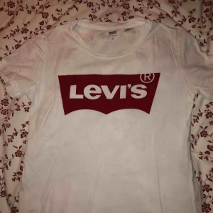  - Levi’s t-shirt i mycket bra skick. Storlek ca men passar enkelt s också. 
