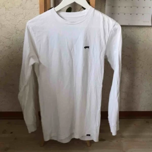 - Långärmad t-shirt från Vans. Sparsamt använd 