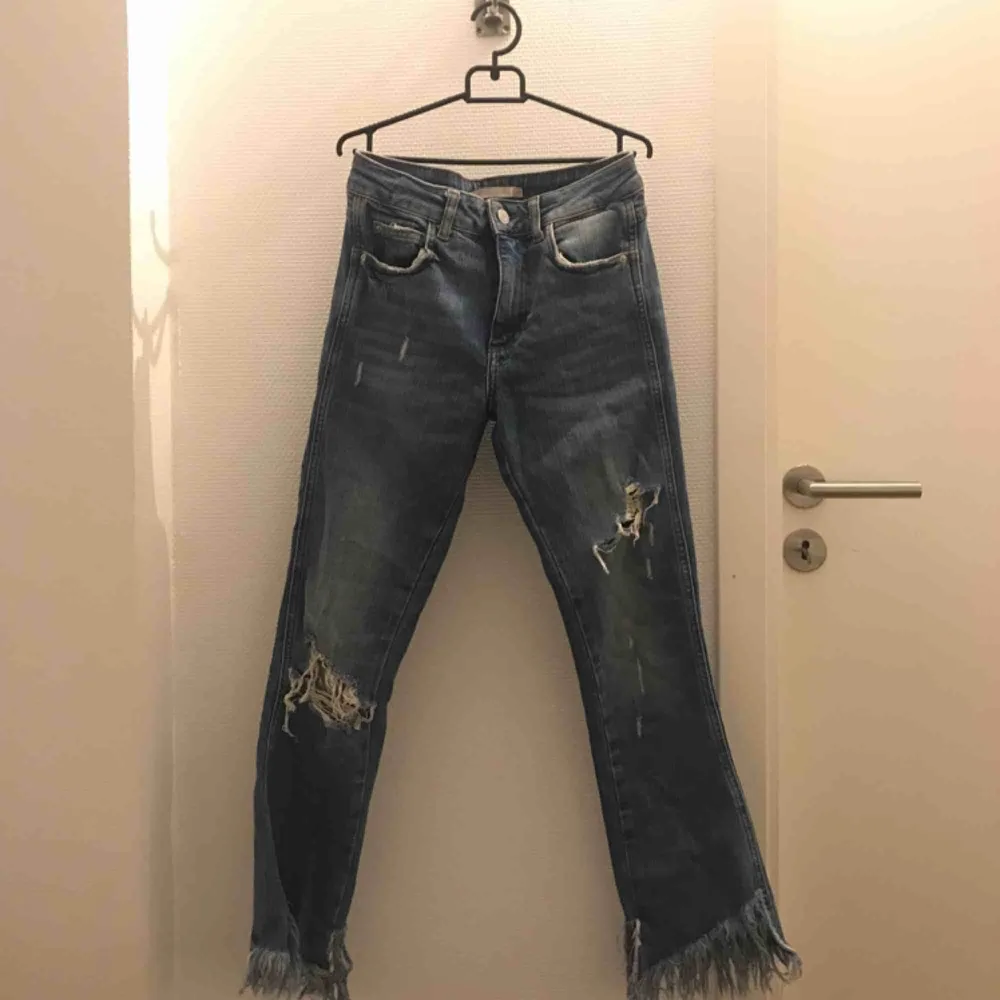 Så coola jeans från zara i storlek 34. Super bra skick.. Jeans & Byxor.