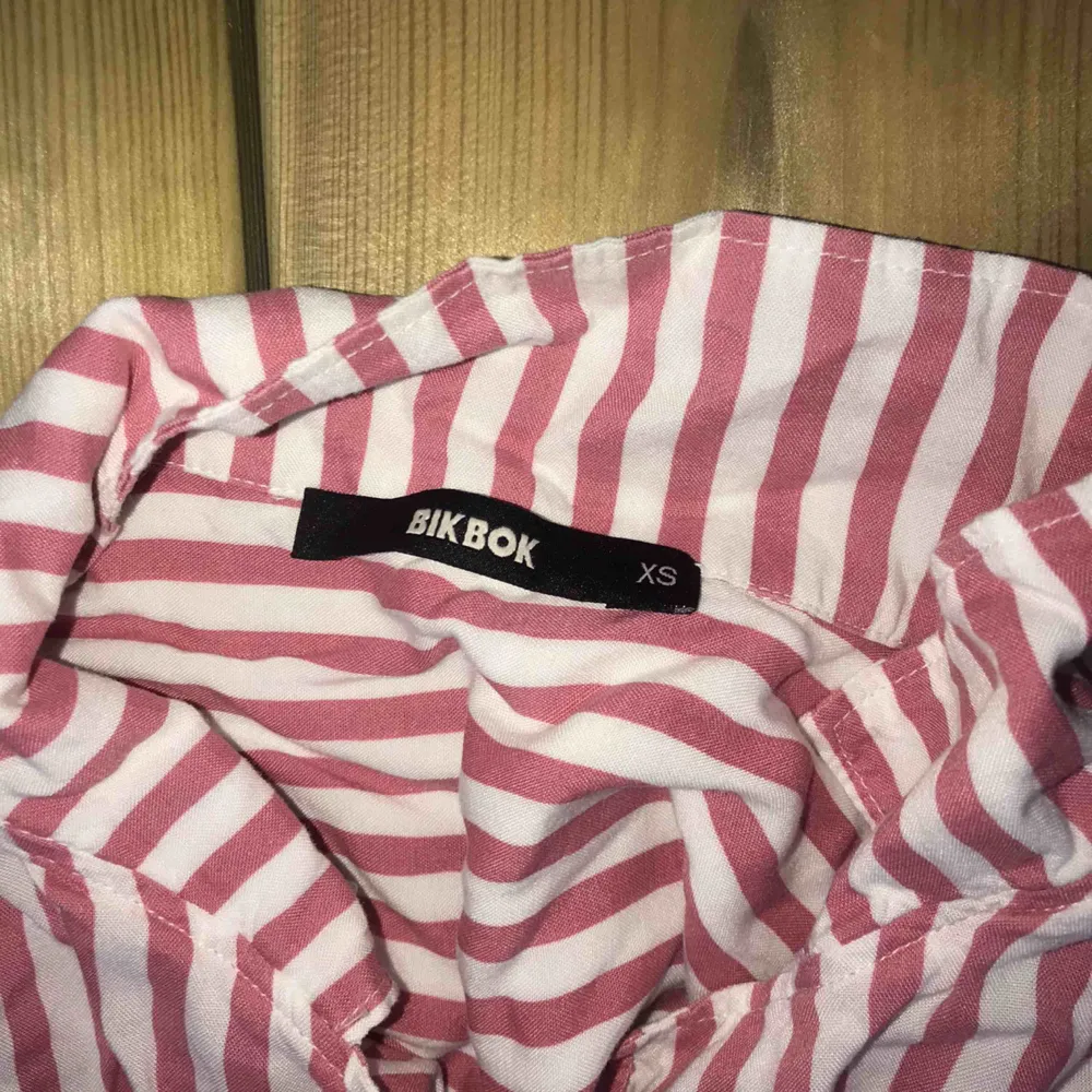 En ljus röd/rosa skjorta från bikbok. knappt använd så är i väldigt fint skick.. Skjortor.