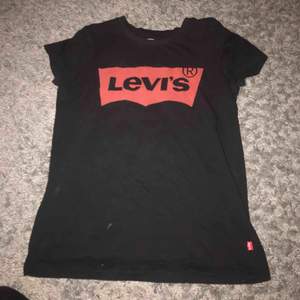 t-shirt från Levis. bra skick och inte använd så mycket. säljer pga inte använder längre. priset kan diskuteras!!  