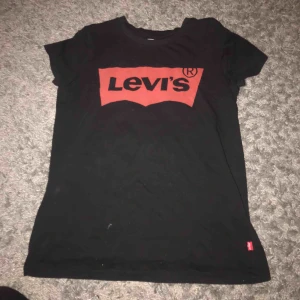  - t-shirt från Levis. bra skick och inte använd så mycket. säljer pga inte använder längre. priset kan diskuteras!!  