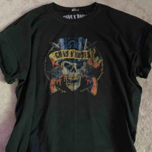  - Guns N’ Roses tröja från Gina. Det finns ett smått hål som inte går att se där bak samt lappen är avklippt 