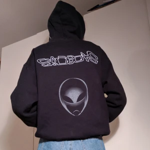  - Sad boys hoodie! 👽💧 Jätteskön och i bra skick, mjuk och luddig inuti.  Inget sånt dragsnöre kvar i luvan.   