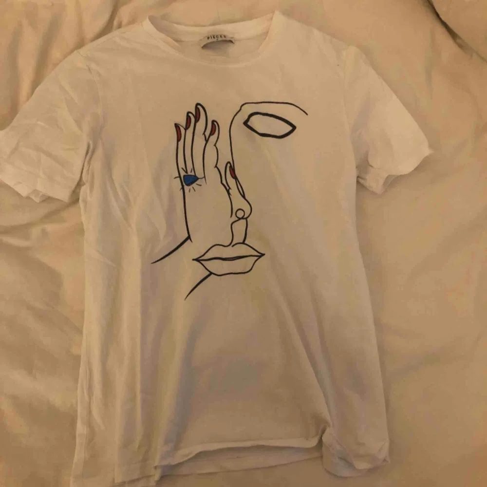 Skitcool tshirt från Vero Moda köpt för ca 150kr för ett år sedan. Använd två gånger. Köparen står för frakt.💓. T-shirts.
