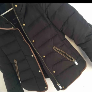  - Säljer vinterjacka från zara i dun. Fint skick och sparsamt använd! Grön med guldiga detaljer! 300+Frakt
