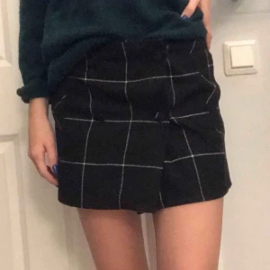  - Skitsnygg kjol från pull&bear, varmt material. Köparen står för frakt. 🌸🌸🌸